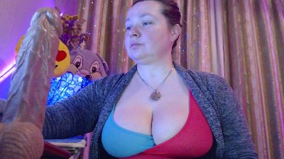 laraluxe — Cam4 stream photo (Apr 2026)
