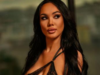 AmiraLuxe — modelo de webcam en línea en livejasmin