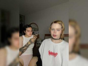 AliceAndMia — modelo de webcam en línea en bongacams