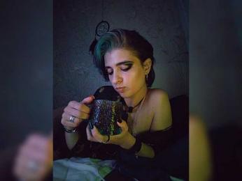 UntouchableSquirtWitch — modelo de webcam en línea en bongacams