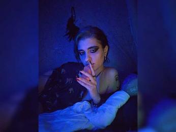 UntouchableSquirtWitch — modelo de webcam en línea en bongacams