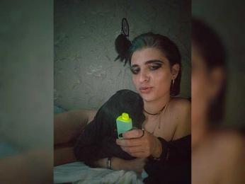 UntouchableSquirtWitch — modelo de webcam en línea en bongacams