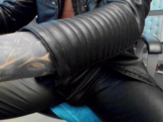 Armand — modelo de webcam en línea en flirt4free