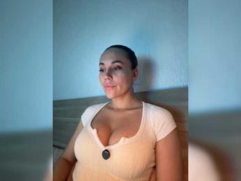 QWEENII — modelo de webcam en línea en bongacams