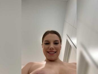 LYALYAtop — modelo de webcam en línea en bongacams