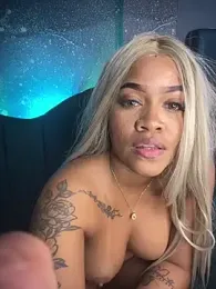 riri_brunnete — modelo de webcam en línea en stripchat
