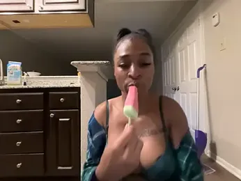 baadgirlari2 — modelo de webcam en línea en stripchat