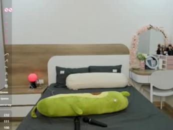 little_yena — Chaturbate stream photo (Apr 2026)