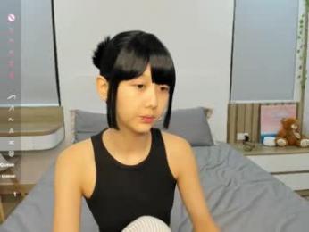 little_yena — Chaturbate stream photo (Apr 2026)