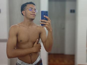 AstonVera — modelo de webcam en línea en livejasmin