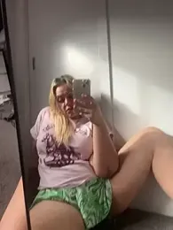 houseofcuriosity — Stripchat stream photo (May 2026)