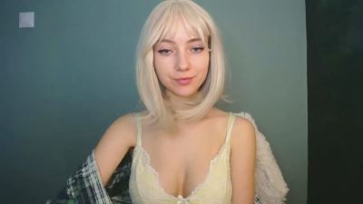 LuciaAdorable — Cam4 stream photo (Mar 2026)