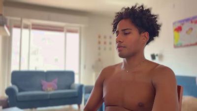 Yourvalentino — modelo de webcam en línea en cam4