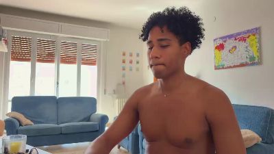 Yourvalentino — modelo de webcam en línea en cam4