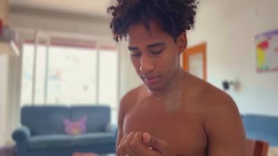 Yourvalentino — modelo de webcam en línea en cam4