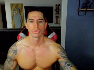 Uxio X — modelo de webcam en línea en flirt4free