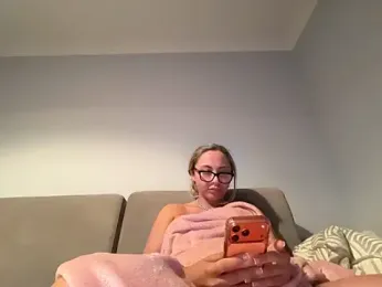 petitelucyXoxx — modelo de webcam en línea en stripchat