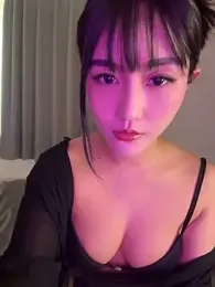 SLO-001 — Stripchat stream photo (Apr 2026)