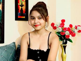 AdrianaReyez — modelo de webcam en línea en livejasmin