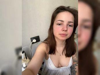 SoftElinaa — modelo de webcam en línea en bongacams