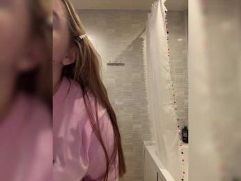 LittleDelora — modelo de webcam en línea en bongacams