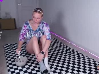 petitebrat — Chaturbate recorded stream screenshot (19 May 2025)