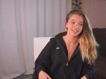little_poetry — Chaturbate recorded stream image, 20.05.2025 16:00