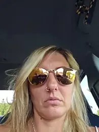 SheIsSomething — Stripchat recorded stream image, 28.05.2025 21:20