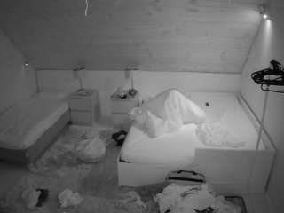 voyeurcam-julmodels-whitebed-2 — Camsoda recorded stream screenshot (16 Aug 2025)