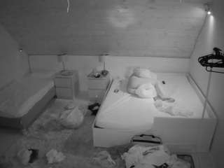 voyeurcam-julmodels-whitebed-2 — Camsoda recorded stream screenshot (16 Aug 2025)