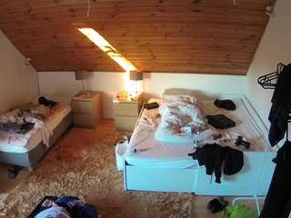 voyeurcam-julmodels-whitebed-2 — Camsoda recorded stream screenshot (02 Oct 2025)