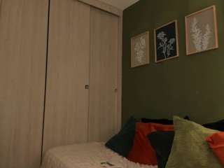 karlyee — Camsoda recorded stream image, 22.10.2025 13:00
