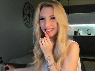 bella-sweeet — Camsoda recorded stream screenshot (24 Oct 2025)