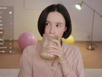 MissEssie — Bongacams recorded stream screenshot (09 Nov 2025)