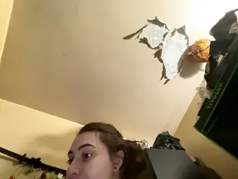 Snowbunnycake_131 — Stripchat recorded stream image, 19.11.2025 09:40