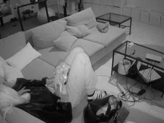 voyeurcam-julmodels-living-3 — Camsoda recorded stream image, 23.02.2025 13:00