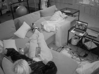 voyeurcam-julmodels-living-3 — Camsoda recorded stream image, 23.02.2025 13:00