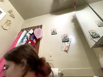 Snowbunnycake_131 — Stripchat recorded stream image, 03.12.2025 06:10