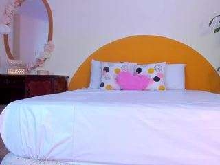 alinasimmons — Camsoda recorded stream screenshot (15 Apr 2026)