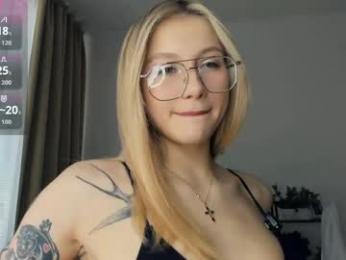 glossybabe_ — Chaturbate recorded stream screenshot (19 Apr 2026)