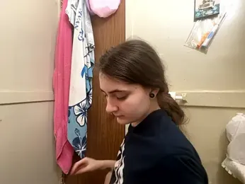 Snowbunnycake_131 — Stripchat recorded stream image, 22.04.2026 11:00