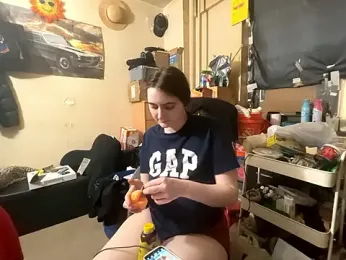 Snowbunnycake_131 — Stripchat recorded stream image, 22.04.2026 11:00