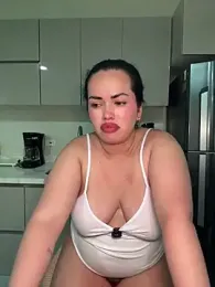 andra_rose — Stripchat recorded stream image, 05.05.2026 02:00