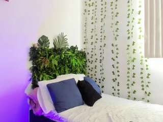 karlyee — Camsoda recorded stream image, 01.05.2025 13:00