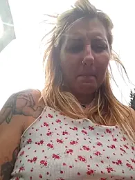 SheIsSomething — Stripchat recorded stream image, 01.05.2025 20:00