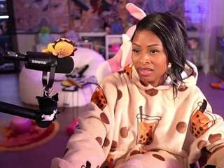 lovenzia — Camsoda recorded stream image, 18.05.2025 02:20